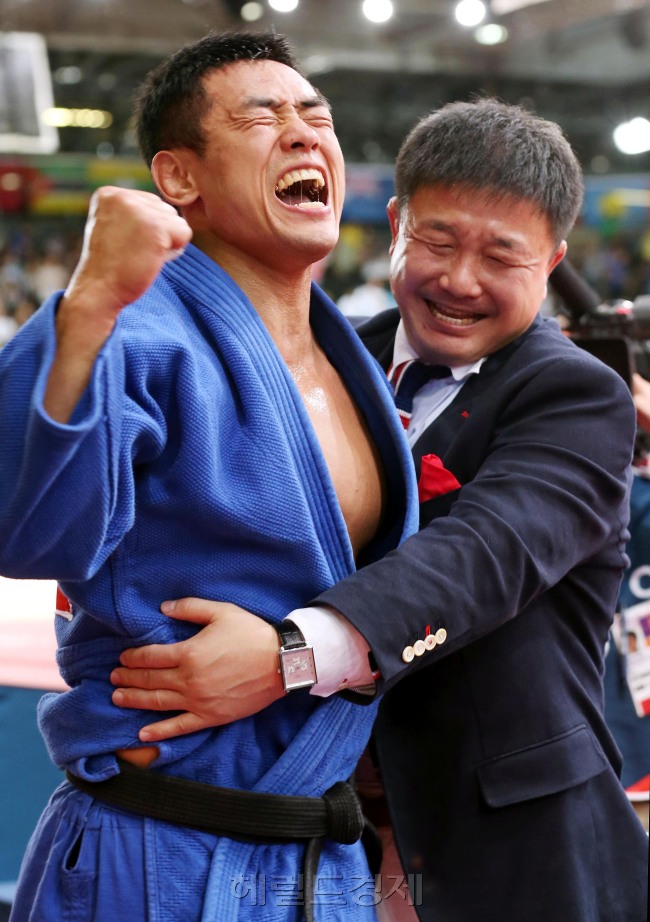1일오전(현지시각) 영국 런던 엑셀 노스아레나2에서 열린 남자 유도 -90㎏급 결승전에서 송대남 선수가 아슬레이 곤잘레스(쿠바)를 꺽고 금메달을 획득한 뒤 환호하고 있다. 20120801 런던=올림픽사진공동취재단m