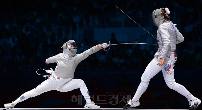 런던올림픽 펜싱 여자 사브르 결승에서 김지연(왼쪽)이 소피아 벨리카야(러시아)를 상대로 몸통 공격을 성공시키고 있다. [런던=올림픽사진공동취재단]