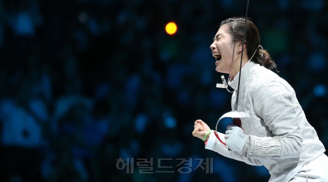 ‘골든 목요일.’ 런던에서 밤새 쏟아지는 금메달 소식에 국민들은 밤을 하얗게 지새워야 했다. 2일 새벽 여자 사격 김장미를 시작으로, 남자 유도 송대남, 여자 펜싱 사브르의 김지연이 금 소식을 전했다. 남자 펜싱 에페의 정진선도 동메달을 추가했다. 축구까지 8강 진출에 성공해 2일 TV 앞에 앉았던 국민들은 잠을 이룰 수가 없었다. 여자 펜싱 사상 첫 금메달을 따낸 김지연이 환호하는 모습. [런던=올림픽사진공동취재단]