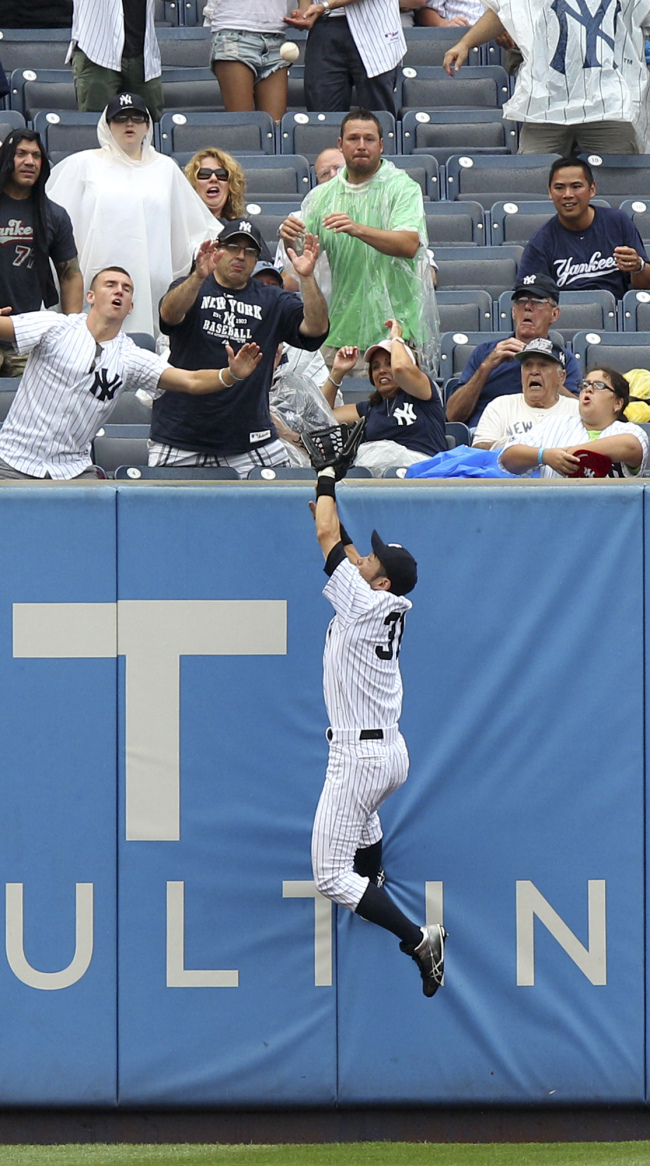 <YONHAP PHOTO-0802> New York Yankees' Ichiro Suzuki tries but fails to catch a home run hit by Baltimore Orioles' J.J. Hardy during the seventh inning of the baseball game, Wednesday, Aug. 1, 2012 at Yankee Stadium in New York. (AP Photo/Seth Wenig) /2012-08-02 08:42:42/ <저작권자 ⓒ 1980-2012 ㈜연합뉴스. 무단 전재 재배포 금지.>
New York Yankees left fielder Ichiro Suzuki chases a home run hit by the Orioles’ J.J. Hardy in the seventh inning.  AP-Yonhap News