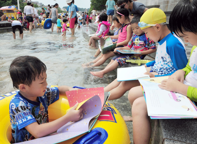 <YONHAP PHOTO-1406> 여름은 독서의 계절(?) (서울=연합뉴스) 1일 서울 송파구 오금동 성내천 물놀이장에 개장한 `피서지 문고'에서 물놀이장을 찾은 어린이들이 물에 발을 담그고 책을 읽고 있다. 피서지문고는 오는 3일까지 매일 오전 9시부터 5시까지 개장한다. 2012.8.1 << 송파구 >> photo@yna.co.kr/2012-08-01 15:34:31/ <저작권자 ⓒ 1980-2012 ㈜연합뉴스. 무단 전재 재배포 금지.>
<YONHAP PHOTO-1406> 여름은 독서의 계절(?) (서울=연합뉴스) 1일 서울 송파구 오금동 성내천 물놀이장에 개장한 `피서지 문고'에서 물놀이장을 찾은 어린이들이 물에 발을 담그고 책을 읽고 있다. 피서지문고는 오는 3일까지 매일 오전 9시부터 5시까지 개장한다. 2012.8.1 << 송파구 >> photo@yna.co.kr/2012-08-01 15:34:31/ <저작권자 ⓒ 1980-2012 ㈜연합뉴스. 무단 전재 재배포 금지.>
<YONHAP PHOTO-1406> 여름은 독서의 계절(?) (서울=연합뉴스) 1일 서울 송파구 오금동 성내천 물놀이장에 개장한 `피서지 문고'에서 물놀이장을 찾은 어린이들이 물에 발을 담그고 책을 읽고 있다. 피서지문고는 오는 3일까지 매일 오전 9시부터 5시까지 개장한다. 2012.8.1 << 송파구 >> photo@yna.co.kr/2012-08-01 15:34:31/ <저작권자 ⓒ 1980-2012 ㈜연합뉴스. 무단 전재 재배포 금지.>