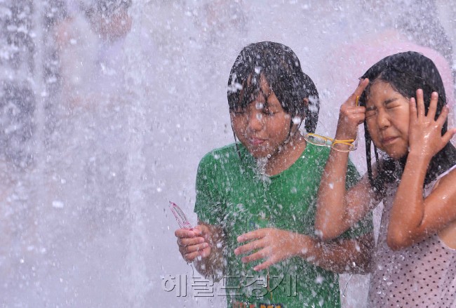 서울의 낮 기온이 35도까지 오르는 등 첫 폭염경보가 발령된 1일 오후 서울숲 분수대를 찾은 시민들이 더위를 즐기고 있다.<br />이상섭 기자. babtong@heraldm.com 2012.08.01
서울의 낮 기온이 35도까지 오르는 등 첫 폭염경보가 발령된 1일 오후 서울숲 분수대를 찾은 시민들이 더위를 즐기고 있다.
이상섭 기자. babtong@heraldm.com 2012.08.01