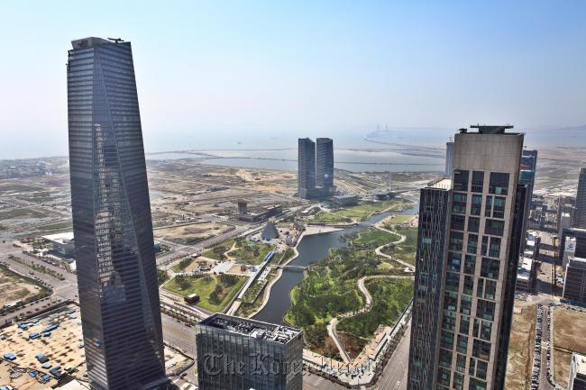 Songdo International Business District has been hailed for its sustainable and environmentally friendly planning and design. Songdo IBD