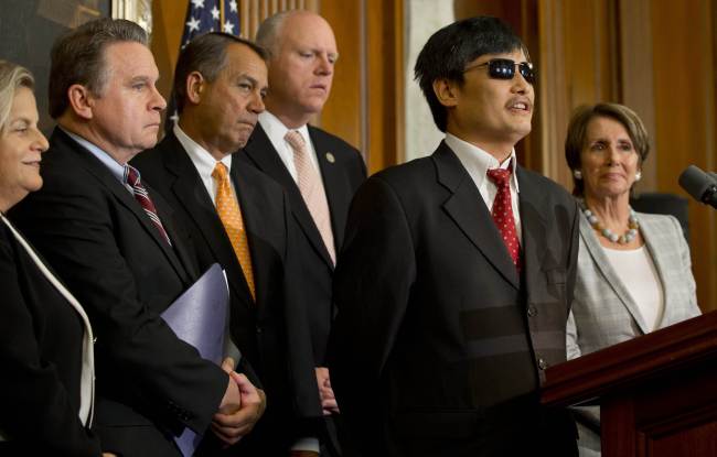 Chinese human rights activist Chen Guangcheng speaks alongside members of the U.S. House, including U.S. House Minority Leader Nancy Pelosi (right) and Speaker of the House John Boehner (third from left), during a press conference at the U.S. Capitol in Washington, D.C., Wednesday.  AFP-Yonhap News