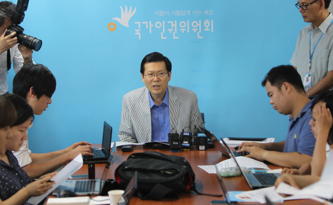 Ahn Suk-min (center), a director at the National Human Rights Commission, speaks to reporters about the agency’s stance on Chinese investigators’ alleged torture of Kim Young-hwan, a North Korea human rights activist, at its headquarters in central Seoul on Thursday.  Yonhap News