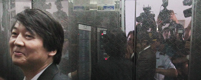 Seoul National University professor Ahn Cheol-soo steps into an elevator at the university’s building in Seoul on Thursday, leaving behind a group of journalists who have followed him onto the campus.  Yonhap News