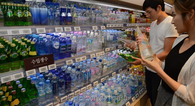 수입생수코너.<br />정희조 기자/checho@heraldm.com 120801
Consumers make a selection from an array of premium bottled water products at a store in Seoul.  Chung Hee-cho/The Korea Herald