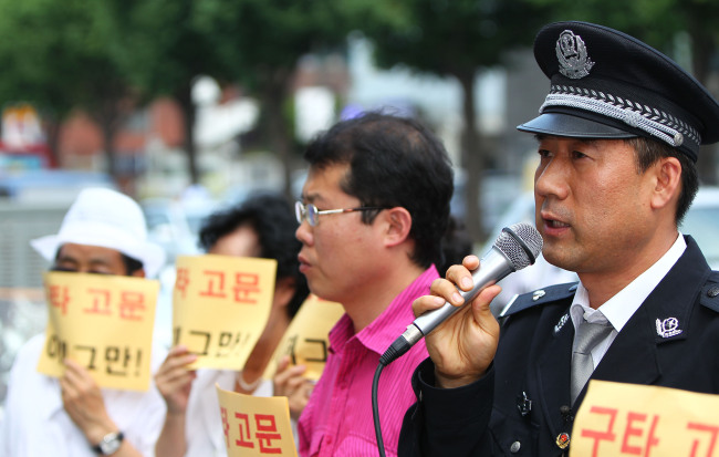 Lee Kyu-ho, a former Chinese police officer, speaks about the country’s human rights abuses and torture against North Korean defectors and South Korean detainees at a news conference in front of the Chinese Embassy in downtown Seoul on Wednesday. (Yonhap News)