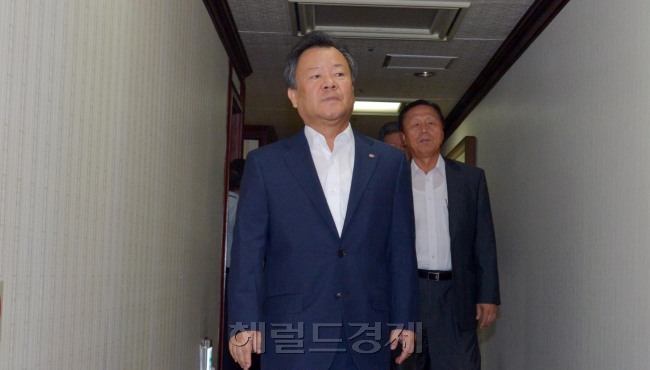 3일 오전 서울 삼성동 한국전력 본사에서 전기요금 인상을 안건으로 열린 비공개 이사회에서 김중겸 한전 사장 등 이사들이 회의장으로 들어가고 있다.
김명섭 기자/msiron@
3일 오전 서울 삼성동 한국전력 본사에서 전기요금 인상을 안건으로 열린 비공개 이사회에서 김중겸 한전 사장 등 이사들이 회의장으로 들어가고 있다.
김명섭 기자/msiron@