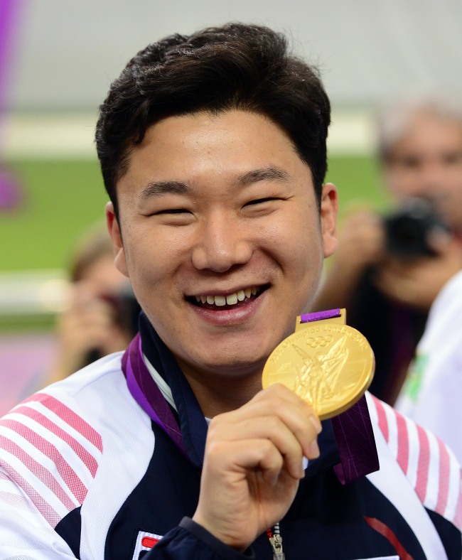 [진종오 런던올림픽 대한민국 첫 금] 28일 오후 런던 왕립포병대에 위치한 올림픽사격장에서 열린 남자 공기소총 남자 10m 결승에서 우승한 진종오가 금메달을 들어보이며 환하게 웃고 있다. 20120728. 런던=올림픽사진기자단e
[진종오 런던올림픽 대한민국 첫 금] 28일 오후 런던 왕립포병대에 위치한 올림픽사격장에서 열린 남자 공기소총 남자 10m 결승에서 우승한 진종오가 금메달을 들어보이며 환하게 웃고 있다. 20120728. 런던=올림픽사진기자단e