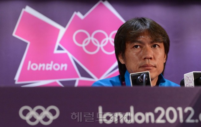 올림픽 축구대표팀 홍명보 감독이 2일(현지시간) 영국 카디프 밀레니엄 스타디움에서 열린 공식 기자회견에서 기자들의 질문에 답하고 있다.  [카디프=올림픽사진공동취재단]