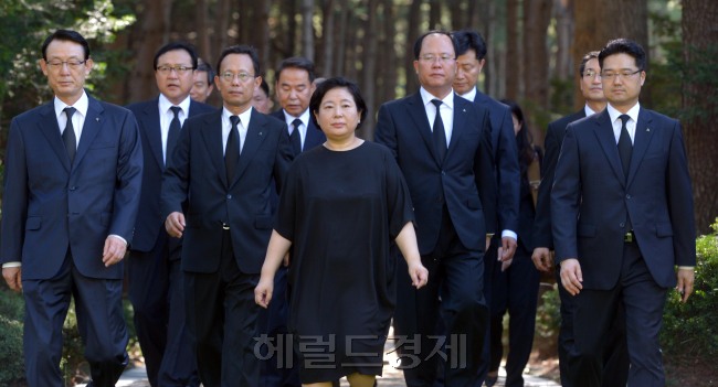 현정은 현대그룹회장이 3일 오전  고(故) 정몽헌 전 회장의 9주기를 하루 앞두고 경기도 하남시 창우리 선영을 찾아 참배를 마치고 걸어 나오고 있다.<br />김명섭 기자 msiron@