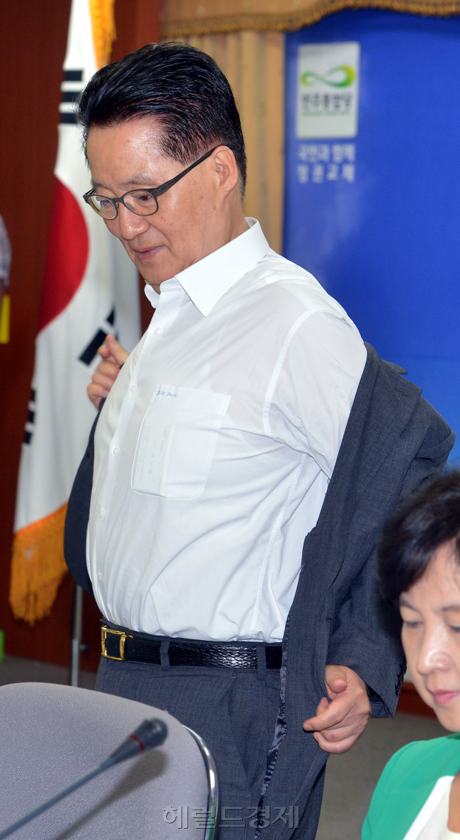 민주통합당 확대간부회의가 3일 서울 영등포 당사에서 열리고 있다. 박현구 기자phko@heraldm.com 2012.08.03
민주통합당 확대간부회의가 3일 서울 영등포 당사에서 열리고 있다. 박현구 기자phko@heraldm.com 2012.08.03
박지원 민주통합당 원내대표가 3일 당사에서 열린 확대간부회의에 참석해 호기롭게 상의를 벗고 있다. 저축은행 구명 로비 혐의로 시달리던 박 원내대표는 자신을 향한 정치권의 시선이 ‘새누리당 공천헌금’으로 급속히 쏠리자 홀가분한 표정이다. 박현구 기자/phko@