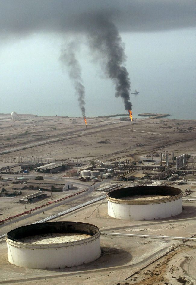 A general view of the Lavan oil refinery quay at Lavan island off the southern coast of Iran.  AFP-Yonhap News