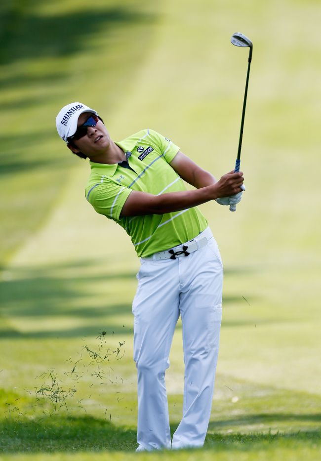 Kim Kyung-tae plays a shot on the 17th hole during the first round of the World Golf Championships-Bridgestone Invitational at Firestone Country Club South Course in Akron, Ohio, Thursday.  AFP-Yonhap News