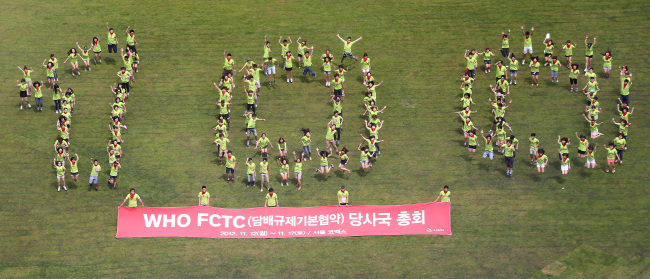 <YONHAP PHOTO-0768> 'WHO FCTC 제5차 당사국 총회' D-100 (서울=연합뉴스) 박지호 기자 = 3일 오전 시청앞 서울광장에서 대학생 금연서포터즈들이 'WHO FCTC(담배규제기본협약) 제5차 당사국 총회' D-100일을 알리기 위한 퍼포먼스를 하고 있다. 2012.8.3 jihopark@yna.co.kr/2012-08-03 12:29:26/ <저작권자 ⓒ 1980-2012 ㈜연합뉴스. 무단 전재 재배포 금지.>
University students participating in anti-smoking campaigns form the number 100 to mark the upcoming World Health Organization Framework Convention on Tobacco Control conference outside the Seoul city hall on Friday.  Yonhap News