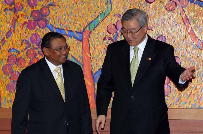 Foreign Minister Kim Sung-hwan (right) greets Myanmarese Foreign Minister Wanna Maung Lwin before their talks in Seoul on Friday.  Yonhap News