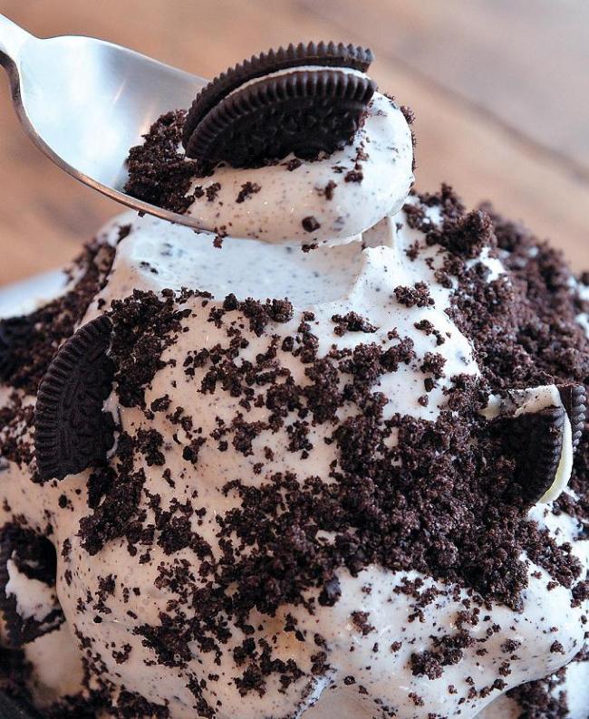 Add Bing’s Oreo bingsu tops superfine shaved ice with vanilla-and-Oreo-blended ice cream, crumbled Oreos and even larger shards of the popular cookie to create a decadent milkshake-inspired treat.
(Lee Sang-sub/The Korea Herald)