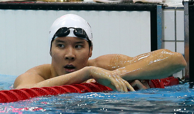 South Korean swimmer Park Tae-hwan checks his record after completing the qualifying round of the men's 1,500 meter event in the London 2012 Olympic Games. (Yonhap News)