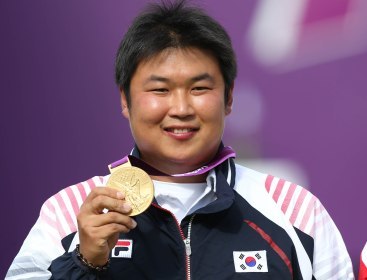 South Korean archer Oh Jin-hyek poses at the award ceremony after winning gold medal in the men's archery at the London 2012 Olympic Games. (Yonhap News)