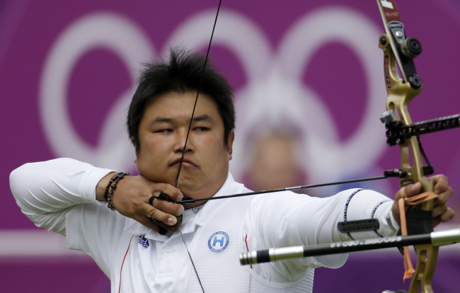 South Korea's Oh Jin-hyek shoots during the men's individual archery competition at the 2012 London Olympic Games on Friday. (AP-Yonhap News)