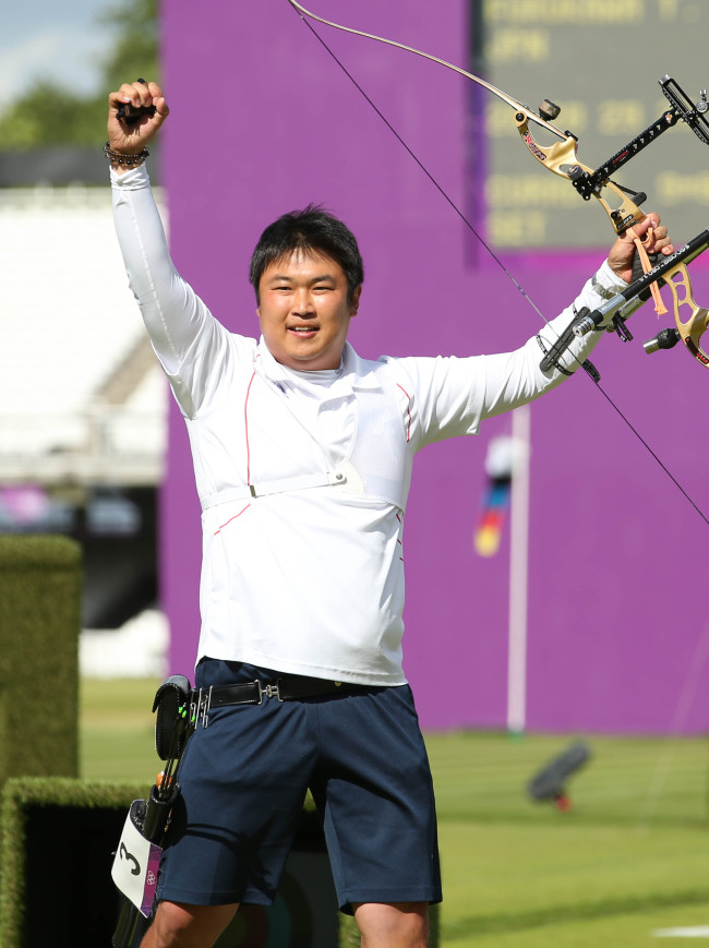 Oh Jin-hyek cheers after defeating Takaharu Furukawa of Japan in the finals of men’s individual archery on Friday at the London 2012 Olympic Games. (Yonhap News)