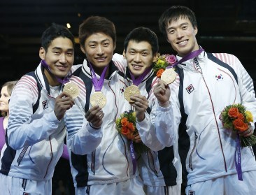 From left, South Korea's gold medal team, Kim Junghwan, Oh Eun-seok, Gu Bon-gil and Won Woo-young participate in the medals ceremony for men's team saber fencing at the 2012 London Olympics on Friday. (Yonhap News)