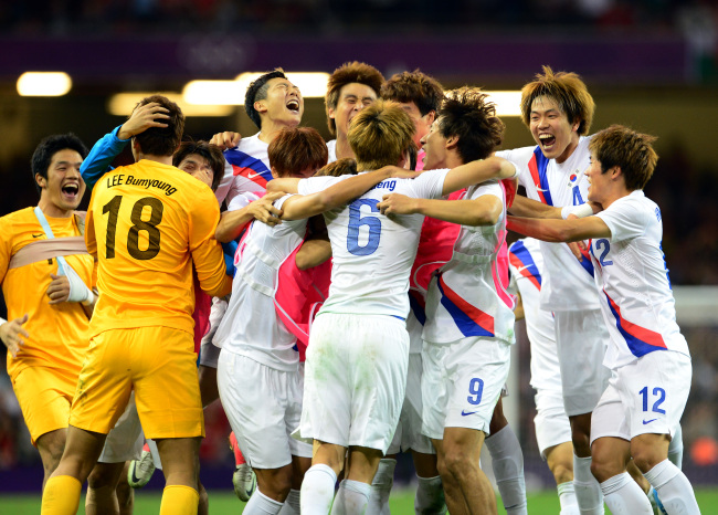 Football team shocks Britain; fencers gets real medal
