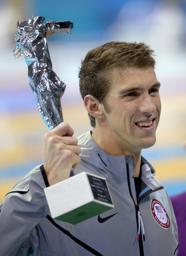 U.S. swimmer Michael Phelps poses with his trophy on Saturday.
AP-Yonhap News