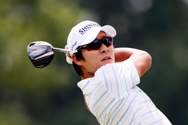<YONHAP PHOTO-0640> AKRON, OH - AUGUST 04: K.T. Kim of South Korea plays his shot from the third tee during the third round of the World Golf Championships-Bridgestone Invitational at Firestone Country Club South Course on August 4, 2012 in Akron, Ohio. Sam Greenwood/Getty Images/AFP== FOR NEWSPAPERS, INTERNET, TELCOS & TELEVISION USE ONLY ==../2012-08-05 07:05:15/ <저작권자 ⓒ 1980-2012 ㈜연합뉴스. 무단 전재 재배포 금지.>
Korea’s Kim Kyung-tae tees off on the third hole on Saturday.  AFP-Yonhap News