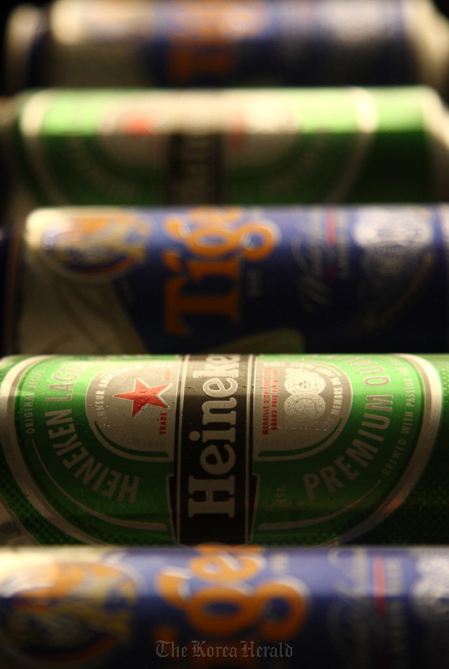 Cans of Heineken NV beer and Asia Pacific Breweries Ltd.’s Tiger beer are arranged for a photograph in Tokyo.  Bloomberg