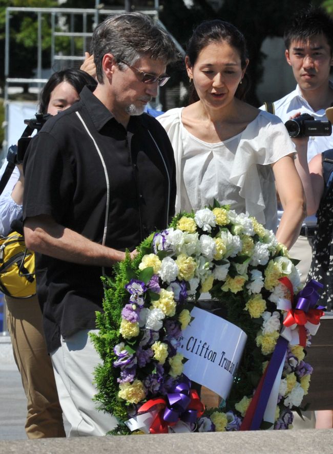 Clifton Truman Daniel (left), a grandson of former U.S. president Harry Truman, who authorised the atomic bombing of Japan during World War II, offers a wreath of flowers at the memorial cenotaph for the people killed by the atomic bomb at the Peace Memorial Park in Hiroshima on Saturday.  AFP-Yonhap News