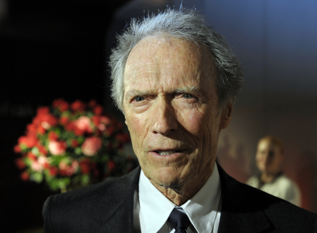 <YONHAP PHOTO-1070> FILE - In this Feb. 1, 2012 file photo, actor and director Clint Eastwood speaks with reporters during the opening of the Warner Bros. Theater at the Smithsonian National Museum of American History in Washington. Eastwood, the ?Dirty Harry? star and Oscar-winning director of ?Unforgiven? and ?Million Dollar Baby?, endorsed the Republican presidential candidate Friday night, Aug. 3, 2012 during a Sun Valley fundraiser. (AP Photo/Cliff Owen, File)/2012-08-04 11:52:08/ <저작권자 ⓒ 1980-2012 ㈜연합뉴스. 무단 전재 재배포 금지.>
Clint Eastwood