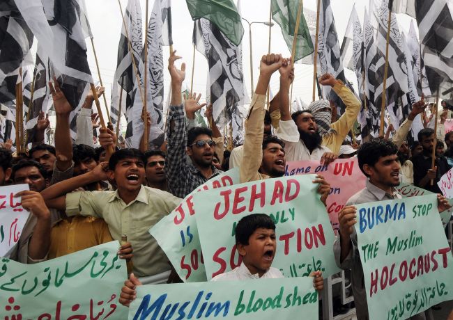 Supporters of Pakistan’s outlawed Islamic hardline group Jamaat ud Dawa shout anti-Myanmar slogans against sectarian violence in the country that left at least 80 people dead, during a protest in Lahore on August 3, 2012. Myanmar security forces opened fire on Rohingya Muslims, committed rape and stood by as rival mobs attacked each other during a recent wave of sectarian violence, a rights watchdog said on August 1.   AFP-Yonhap News