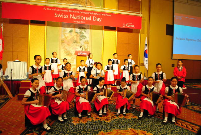 Children yodel during the Swiss Embassy’s national day celebration in Seoul on Wednesday.
Robert Lee/The Korea Herald