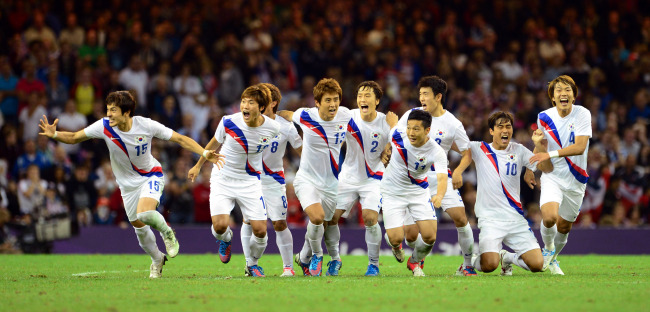 The South Korean men’s football team celebrates after winning the 2012 Olympic quarterfinal against Britain in a 5-4 penalty shootout in Cardiff, Wales, Saturday. South Korea reached the semifinals for the first time ever. Ahn Hoon / The Korea Herald