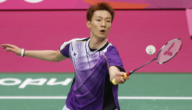South Korea's Lee Hyun-il returns a shot during their men's singles badminton bronze medal match against China's Chen Long at the London 2012 Olympic Games at the Wembley Arena August 5, 2012. (Yonhap News)