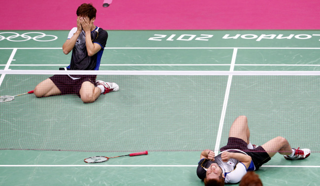 South Korea's Lee Yong-dae and Chung Jae-sung clebrate winning against Malaysia's Koo Kien Keat and Tan Boon Heong at the London 2012 Olympic Games at the Wembley Arena August 5, 2012. (Yonhap News)