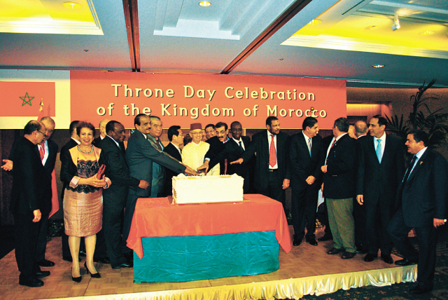 Moroccan Ambassador Mohammed Chraibi (center) cuts a cake
with members of the diplomatic corps to celebrate its national day
in Seoul on July 30. (Robert Lee/The Korea Herald)