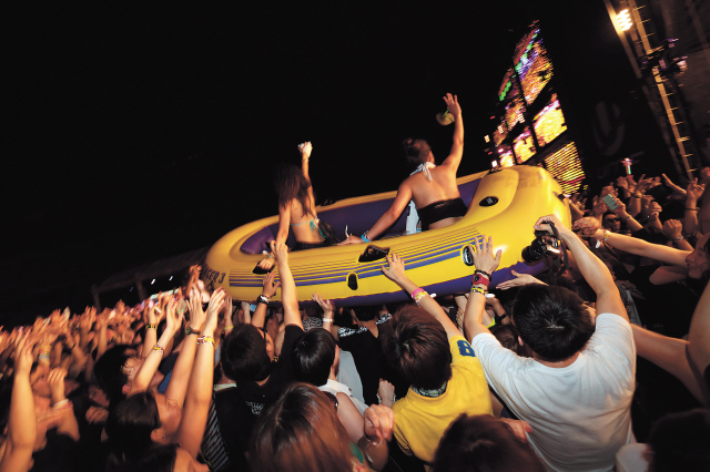 Festival-goers surf the crowd in a boat on Friday at Ultimate Music Festival.(UMF Korea)
