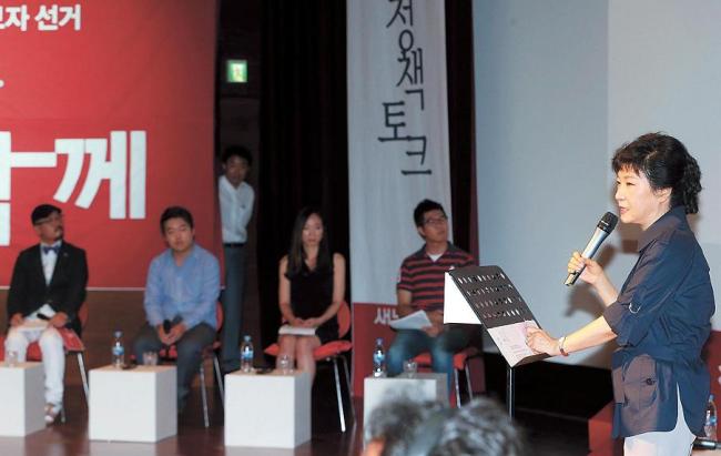 Rep. Park Geun-hye, the Saenuri Party’s leading presidential contender, speaks durnig a policy forum with students in Seoul on Sunday. (Yonhap News)