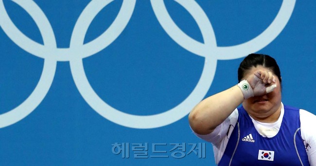장미란이 5일 오후(한국시간) 영국 런던 엑셀 아레나에서 열린 런던올림픽 여자 역도 75kg 이상급에서 합계 289kg을 기록하며 4위에 올랐다. 장미란이 경기를 마치후 아쉬워하고 있다.<br />런던=올림픽사진공동취재단 i