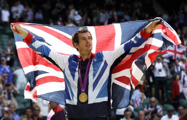 <YONHAP PHOTO-0083> Gold medalist Andy Murray of Great Britain waves the British flag during the medal ceremony of the men's singles event at the All England Lawn Tennis Club at Wimbledon, in London, at the 2012 Summer Olympics, Sunday, Aug. 5, 2012. (AP Photo/Elise Amendola)/2012-08-06 01:14:11/ <저작권자 ⓒ 1980-2012 ㈜연합뉴스. 무단 전재 재배포 금지.>
<YONHAP PHOTO-0083> Gold medalist Andy Murray of Great Britain waves the British flag during the medal ceremony of the men's singles event at the All England Lawn Tennis Club at Wimbledon, in London, at the 2012 Summer Olympics, Sunday, Aug. 5, 2012. (AP Photo/Elise Amendola)/2012-08-06 01:14:11/ <저작권자 ⓒ 1980-2012 ㈜연합뉴스. 무단 전재 재배포 금지.>
앤디 머레이가 런던올림픽 남자 테니스 단식에서 금메달을 목에 건 뒤 영국 국기를 펼쳐 보이며 환하게 웃고 있다.   ［런던=올림픽사진공동취재단］