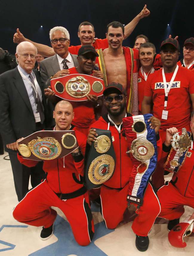 <YONHAP PHOTO-0521> Title holder Vladimir Klitschko of Ukraine (C, rear row) celebrates with his brother Vitali and his team after defeating contender Tony Thompson of the U.S. during their world heavyweight championship title fight at the Stade de Suisse in Bern July 7, 2012. REUTERS/Pascal Lauener (SWITZERLAND - Tags: SPORT BOXING)/2012-07-08 07:54:07/ <저작권자 ⓒ 1980-2012 ㈜연합뉴스. 무단 전재 재배포 금지.>
<YONHAP PHOTO-0521> Title holder Vladimir Klitschko of Ukraine (C, rear row) celebrates with his brother Vitali and his team after defeating contender Tony Thompson of the U.S. during their world heavyweight championship title fight at the Stade de Suisse in Bern July 7, 2012. REUTERS/Pascal Lauener (SWITZERLAND - Tags: SPORT BOXING)/2012-07-08 07:54:07/ <저작권자 ⓒ 1980-2012 ㈜연합뉴스. 무단 전재 재배포 금지.>
