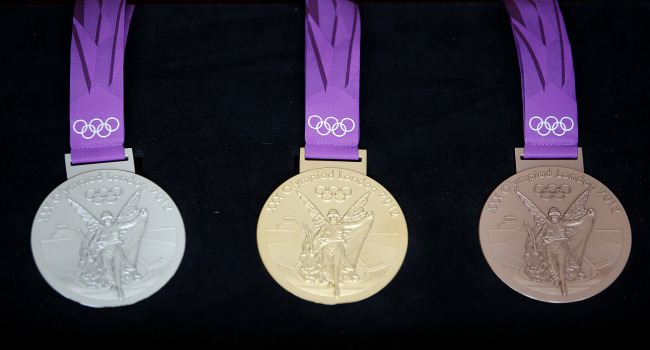 <YONHAP PHOTO-1641> The London Olympic medals are displayed at the Olympic Park, Wednesday, July 25, 2012, in London. Opening ceremonies for the 2012 London Olympics will be held Friday, July 27. (AP Photo/Jae C. Hong)/2012-07-25 20:09:37/ <저작권자 ⓒ 1980-2012 ㈜연합뉴스. 무단 전재 재배포 금지.>
<YONHAP PHOTO-1641> The London Olympic medals are displayed at the Olympic Park, Wednesday, July 25, 2012, in London. Opening ceremonies for the 2012 London Olympics will be held Friday, July 27. (AP Photo/Jae C. Hong)/2012-07-25 20:09:37/ <저작권자 ⓒ 1980-2012 ㈜연합뉴스. 무단 전재 재배포 금지.>