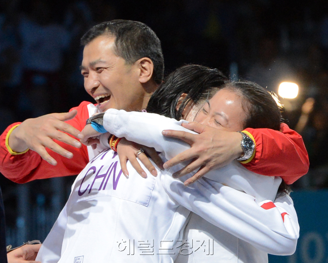 한국 여자 펜싱 에페 대표팀이 5일 런던올림픽 엑셀 경기장에서 열린 펜싱 단체전에서 신아람, 정효정, 최인정, 최은숙 등이 값진 은메달을 획득했다. 마침내 신아람(26·계룡시청)은 개인전에서 흘린 눈물을 단체전에서 얻은 값진 은메달로 말끔히 씻어냈다.  [런던=올림픽사진공동취재단]