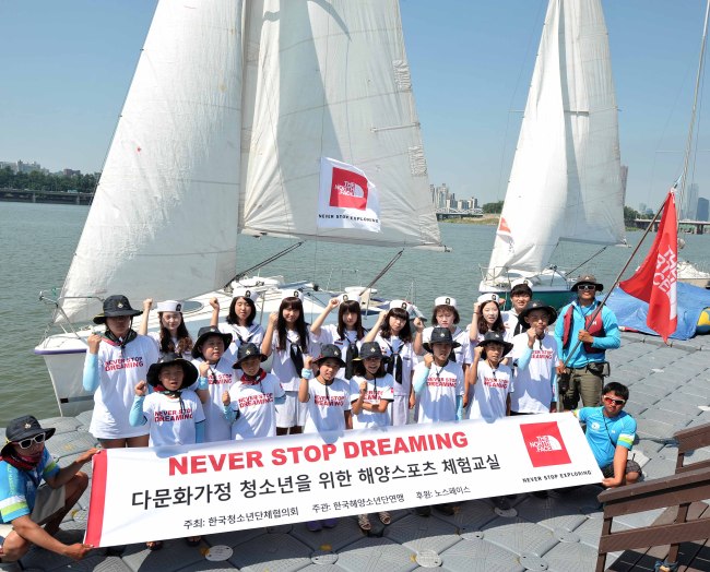 <YONHAP PHOTO-1200> 다문화가정 청소년 해양스포츠 체험교실 (서울=연합뉴스) 5일 한강시민공원 거북선나루터에서 노스페이스와 한국청소년단체협의회 회원단체인 한국해양소년단연맹과 함께 주최한 ‘다문화가정 청소년 해양스포츠 체험교실’이 열렸다. 체험교실에 참가한 다문화가정 청소년과 해양소년단원들이 함께 파이팅을 외치고 있다. 2012.8.5 << 노스페이스 >> photo@yna.co.kr/2012-08-05 14:29:19/ <저작권자 ⓒ 1980-2012 ㈜연합뉴스. 무단 전재 재배포 금지.>
<YONHAP PHOTO-1200> 다문화가정 청소년 해양스포츠 체험교실 (서울=연합뉴스) 5일 한강시민공원 거북선나루터에서 노스페이스와 한국청소년단체협의회 회원단체인 한국해양소년단연맹과 함께 주최한 ‘다문화가정 청소년 해양스포츠 체험교실’이 열렸다. 체험교실에 참가한 다문화가정 청소년과 해양소년단원들이 함께 파이팅을 외치고 있다. 2012.8.5 << 노스페이스 >> photo@yna.co.kr/2012-08-05 14:29:19/ <저작권자 ⓒ 1980-2012 ㈜연합뉴스. 무단 전재 재배포 금지.>
<YONHAP PHOTO-1200> 다문화가정 청소년 해양스포츠 체험교실 (서울=연합뉴스) 5일 한강시민공원 거북선나루터에서 노스페이스와 한국청소년단체협의회 회원단체인 한국해양소년단연맹과 함께 주최한 ‘다문화가정 청소년 해양스포츠 체험교실’이 열렸다. 체험교실에 참가한 다문화가정 청소년과 해양소년단원들이 함께 파이팅을 외치고 있다. 2012.8.5 << 노스페이스 >> photo@yna.co.kr/2012-08-05 14:29:19/ <저작권자 ⓒ 1980-2012 ㈜연합뉴스. 무단 전재 재배포 금지.>