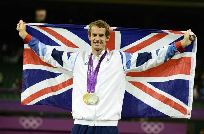 Great Britain’s Andy Murray poses with his tennis gold medal.  (AFP-Yonhap News)