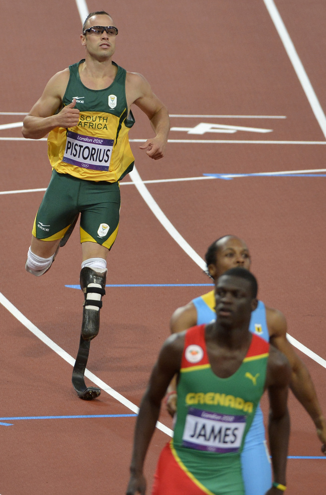 <YONHAP PHOTO-0470> South African sprinter Oscar Pistorius (L) finishes in last place in a men's 400m semifinal, failing to qualify for the final, at the 2012 Summer Olympics, August 5, 2012, in London, England. Pistorius, a double amputee, and known as *The Blade Runner * runs on carbon fiber limbs. Grenada's Kiranu James (R) and Bahamas Chris Brown finished first and second, respectively. UPI/Mike Theiler/2012-08-06 07:50:48/ <저작권자 ⓒ 1980-2012 ㈜연합뉴스. 무단 전재 재배포 금지.>
Oscar Pistorius crosses the finish line in the men’s 400-meter semifinal heat.  UPI-Yonhap News