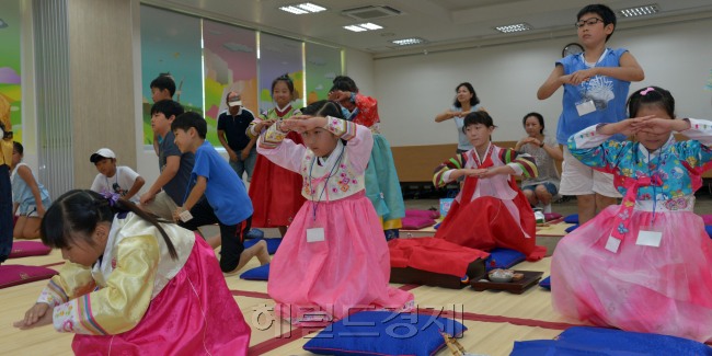 강동구는 6일 오전 암사동 유적 선사체험교실에서 방학을 맞아 서당을 통한 인성교육 함양을 위해 구암서원 서당 전통문화체험과 예절수업 특강을 열었다.<br />김명섭 기자 msiron@
강동구는 6일 오전 암사동 유적 선사체험교실에서 방학을 맞아 서당을 통한 인성교육 함양을 위해 구암서원 서당 전통문화체험과 예절수업 특강을 열었다.
김명섭 기자 msiron@
강동구는 6일 오전 암사동 유적 선사체험교실에서 방학을 맞아 서당을 통한 인성교육 함양을 위해 구암서원 서당 전통문화체험과 예절수업 특강을 열었다.
김명섭 기자 msiron@